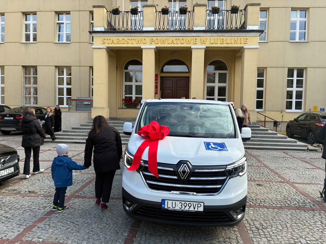 Nowy samochód od starostwa dla DPS w Matczynie. Będzie służył blisko 200 mieszkańcom
