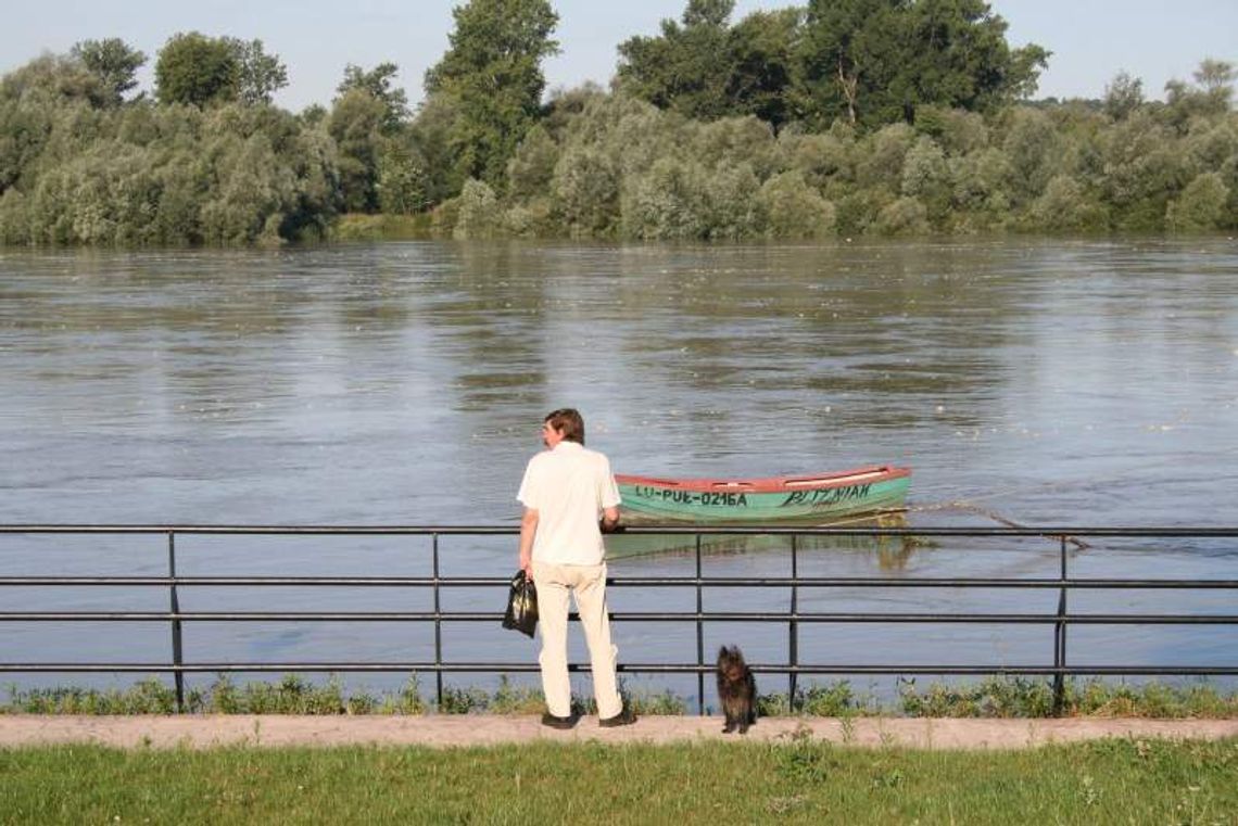 Nowy skwer w Puławach. Przez lunetę na Wisłę