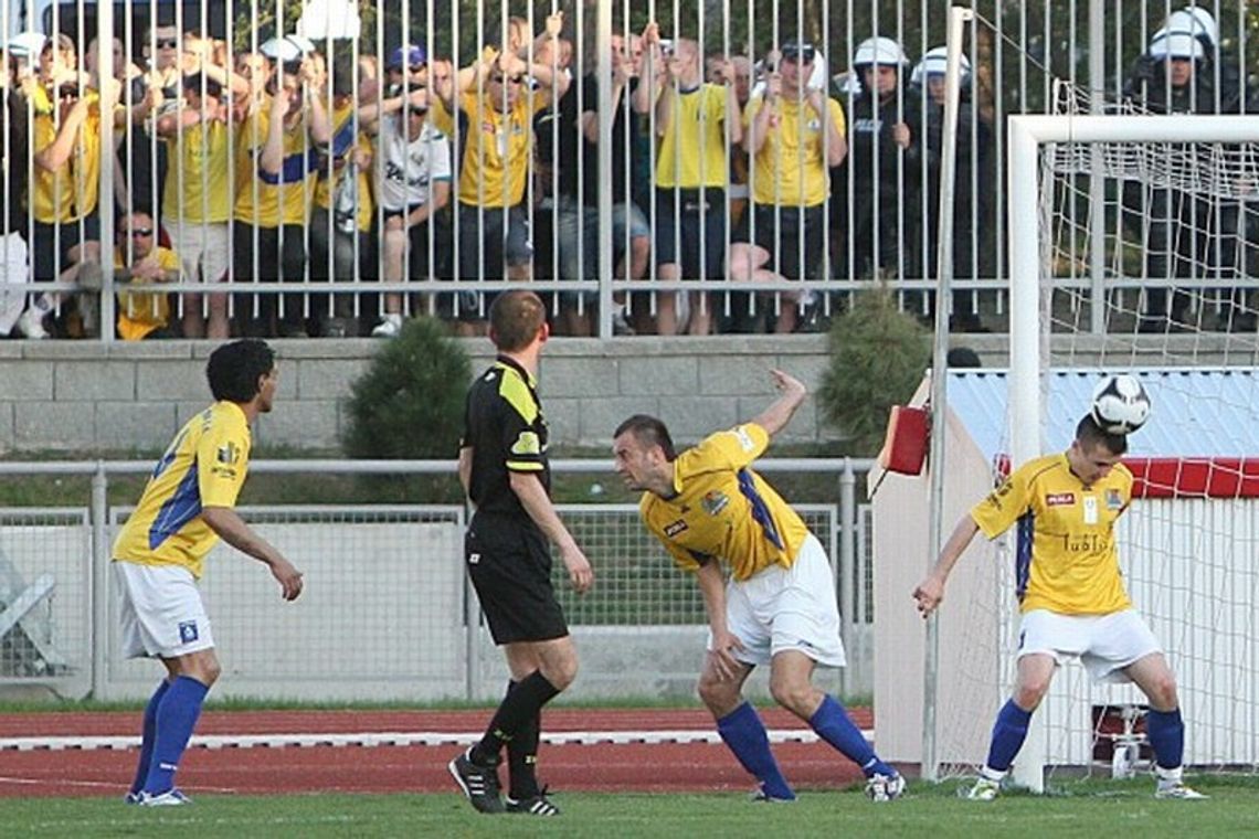 Nowy stadion, a kibice gości mecze oglądają zza płotu (wideo)