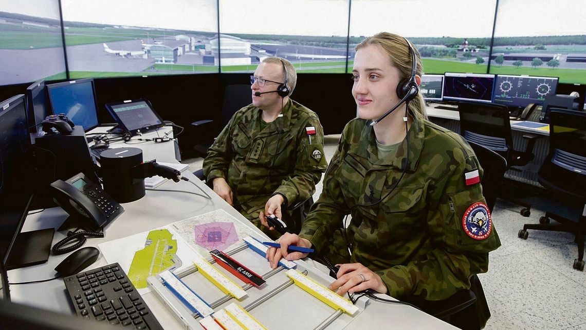 Nowy symulator wieży kontroli lotów trafił do Lotniczej Akademii Wojskowej w Dęblinie Nowy symulator wieży kontroli lotów trafił do Lotniczej Akademii Wojskowej w Dęblinie