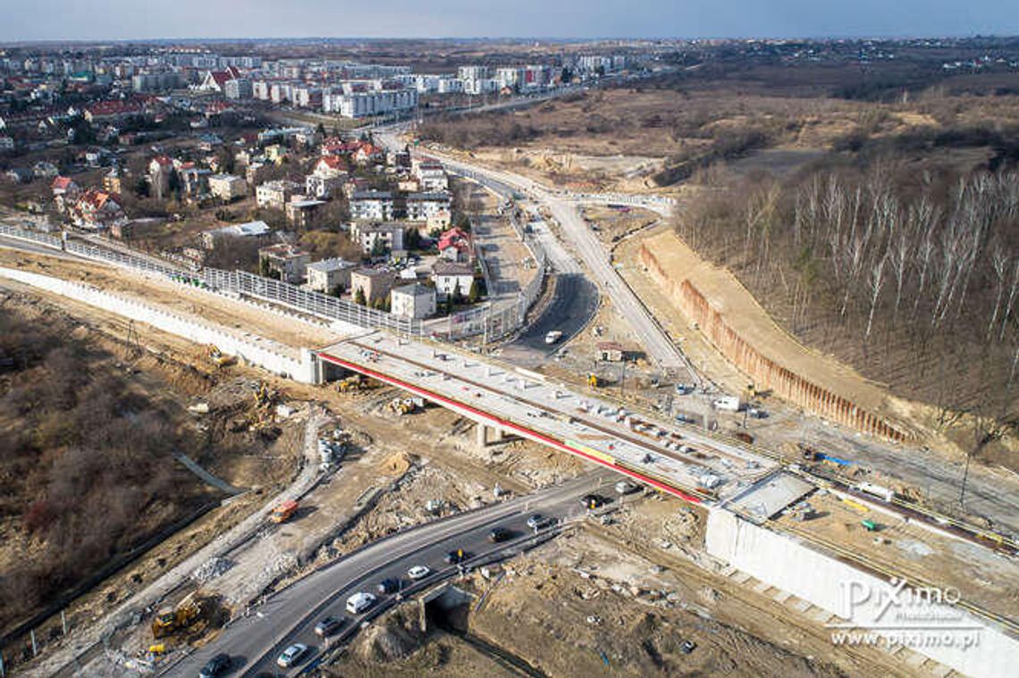 Nowy wiadukt, nowa kładka dla pieszych. Przebudowa skrzyżowania al. Solidarności i Sikorskiego. Zdjęcia z drona