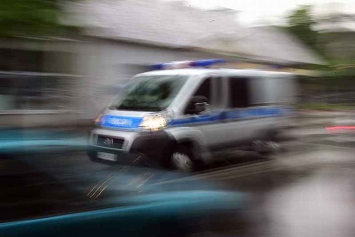 Nożem i rozbitymi butelkami walczyli o dziewczynę