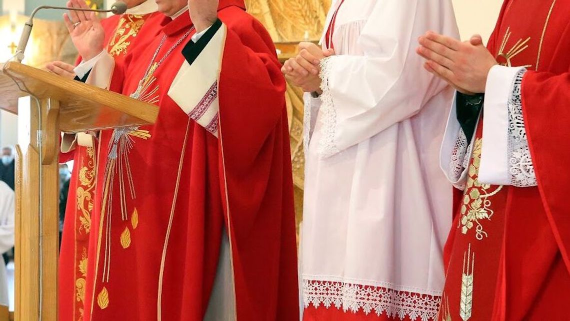 Nożownik zaatakował biskupa. Ciężko ranny został jego kierowca Nożownik zaatakował biskupa. Ciężko ranny został jego kierowca