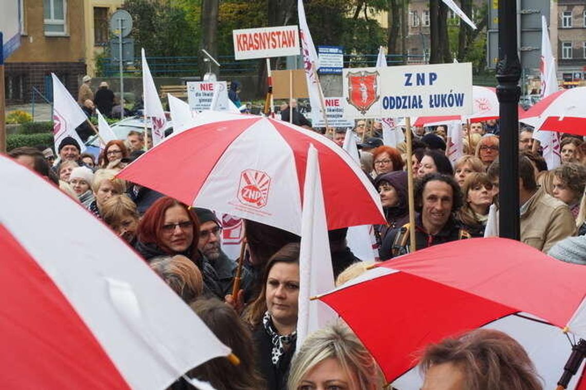 NSZZ "Solidarność" nie protestuje, ale walczy o miejsca pracy w oświacie NSZZ "Solidarność" nie protestuje, ale walczy o miejsca pracy w oświacie