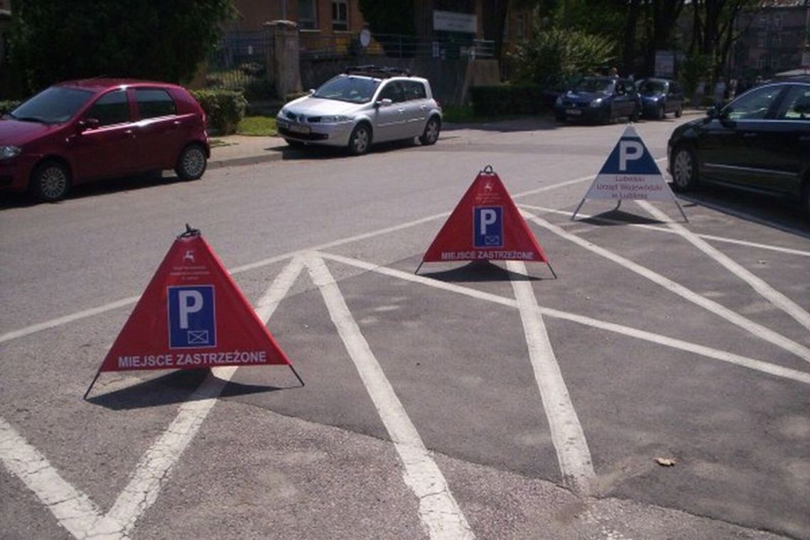 O co chodzi z kolorowymi pachołkami przed urzędami w Lublinie O co chodzi z kolorowymi pachołkami przed urzędami w Lublinie