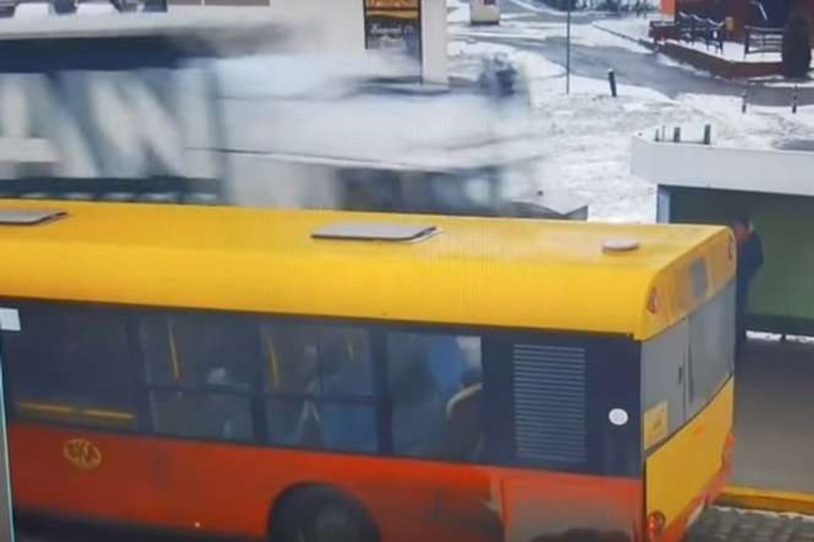 O krok od tragedii. Ciężarówka przejechała po przystanku [wideo]