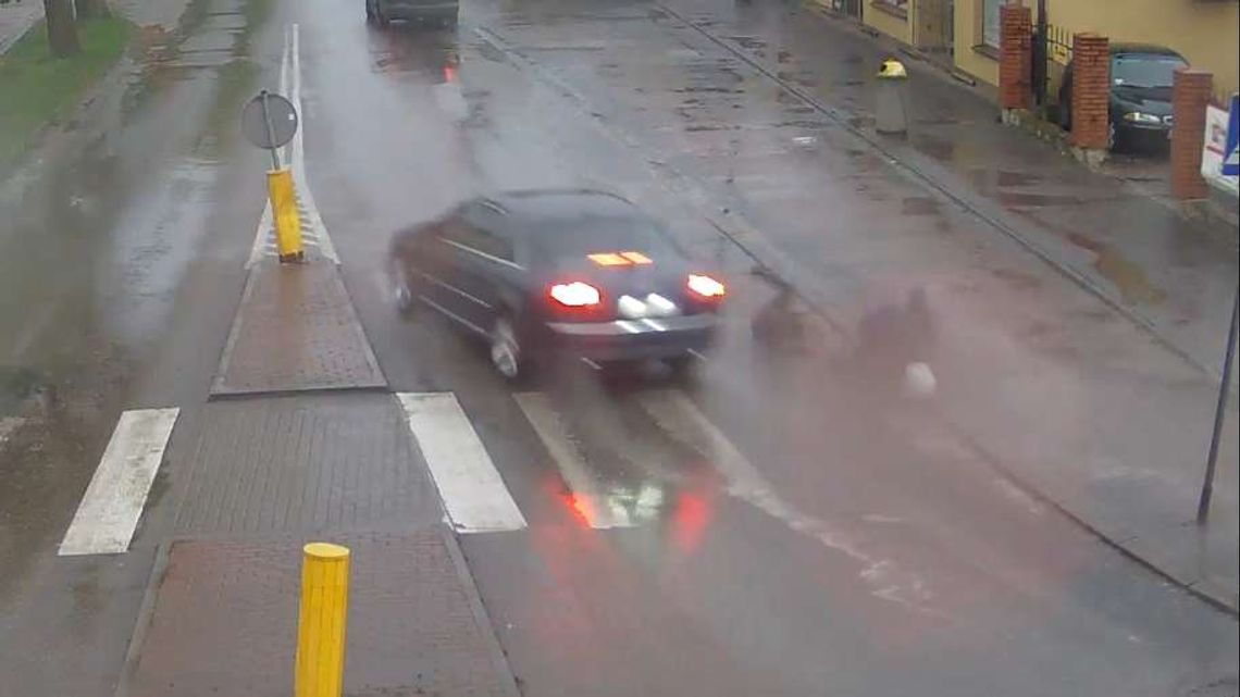 O krok od tragedii. Kierowca audi wjechał w dwóch 14-latków. Wszystko nagrała kamera