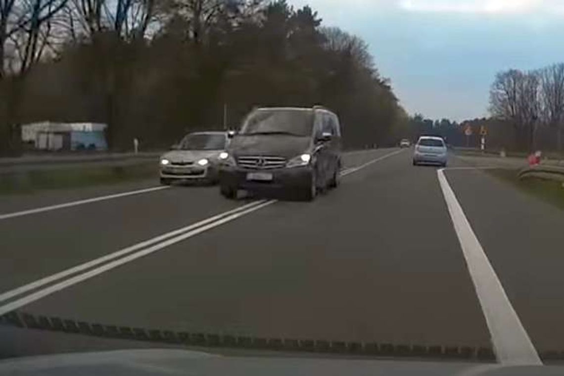 O krok od tragedii. Niebezpieczne wyprzedzanie na podwójnej ciągłej na krajowej "17" O krok od tragedii. Niebezpieczne wyprzedzanie na podwójnej ciągłej na krajowej "17"