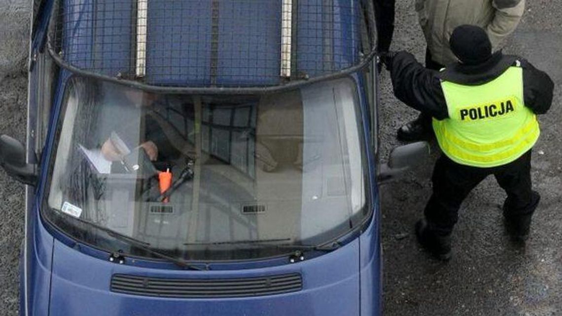 O krok od tragedii. Policjanci wynieśli dwie osoby z domu. Piec był nieszczelny