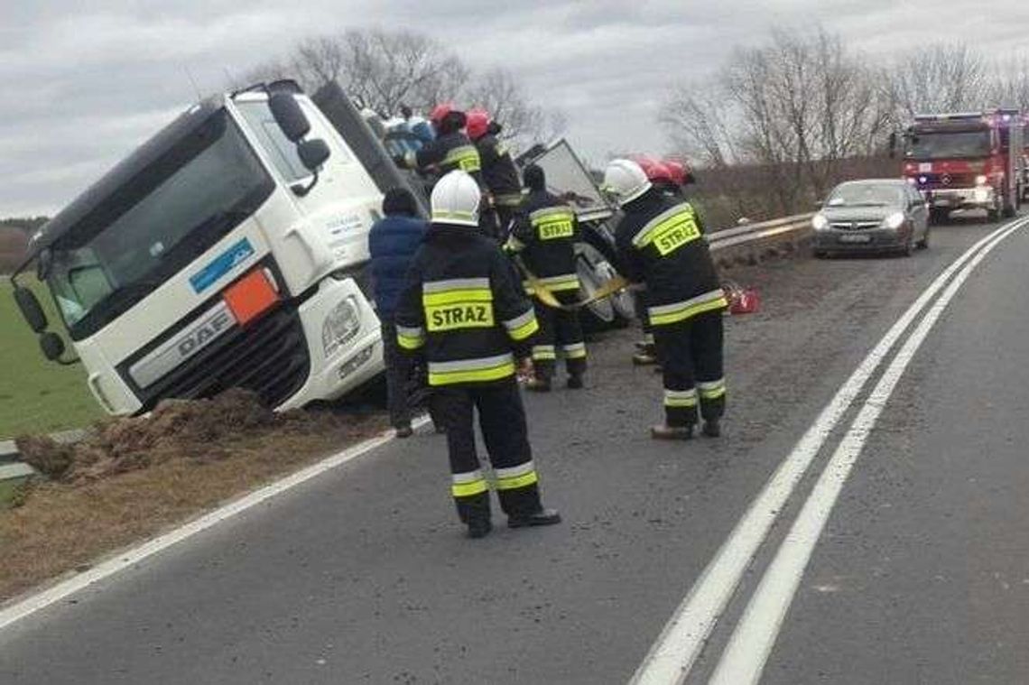 O krok od tragedii. Wiózł butle z gazem, stracił panowanie i uderzył w bariery