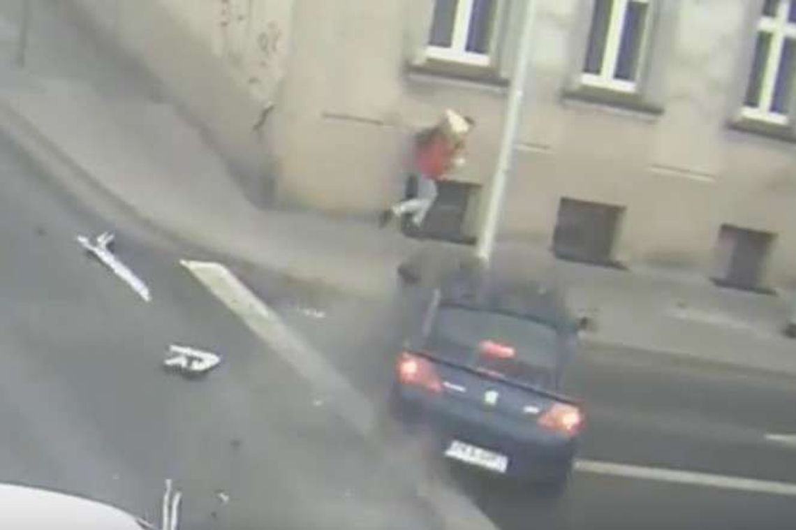 O krok od tragedii. Życie uratowała jej tylko latarnia (wideo)