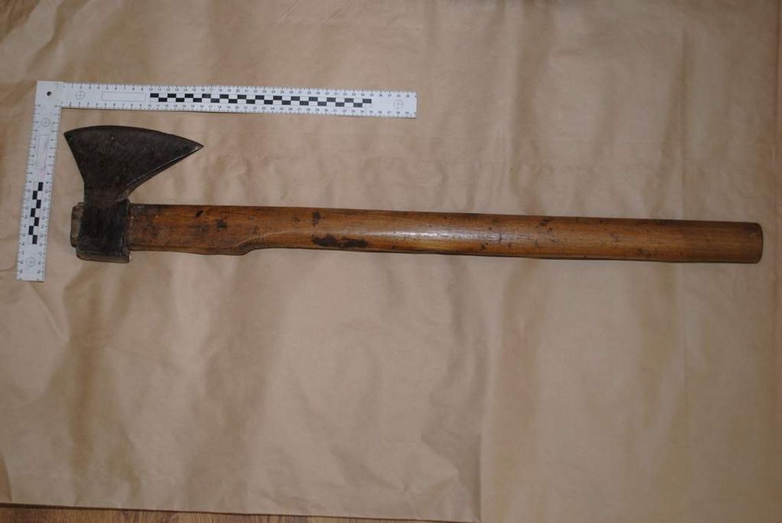 O mało nie zabił żony siekierą. Uratowała ją córka