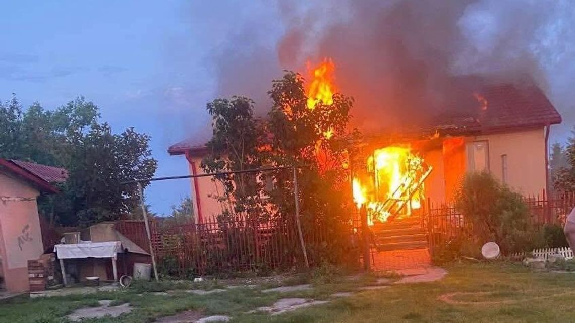 O świcie wybuchł pożar domu. Tylko jedna droga ucieczki przez okno 