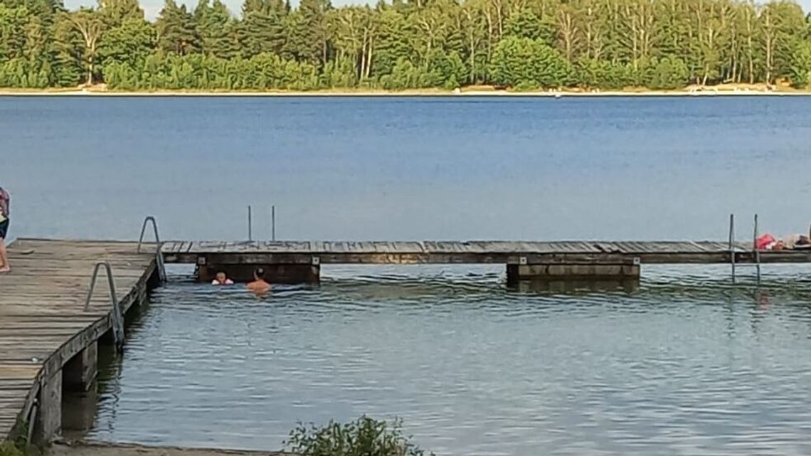 O włos od tragedii. Chłopczyk zniknął pod wodą. Uratowali go świadkowie