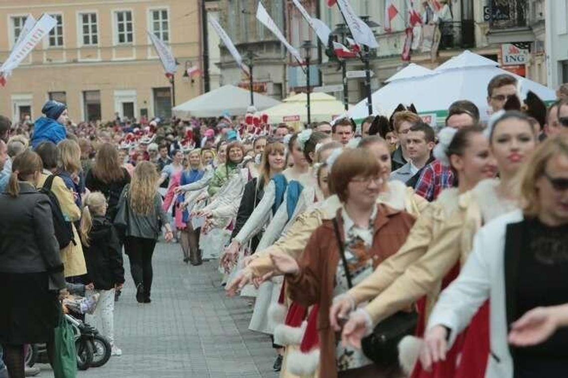 Obchody 3 Maja w Lublinie. Mieszkańcy zatańczyli poloneza (ZDJĘCIA)