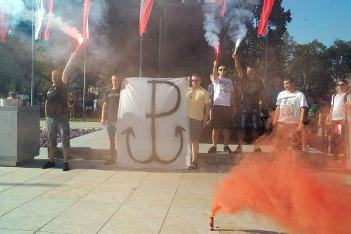 Obchody 73. rocznicy powstania warszawskiego na pl. Litewskim. Syreny zawyły