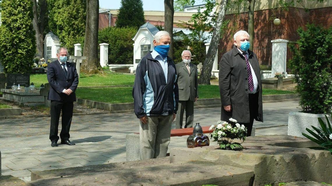 Obchody Święta Pracy w Lublinie. Delegacje złożyły kwiaty na cmentarzu przy ul. Lipowej [zdjęcia]