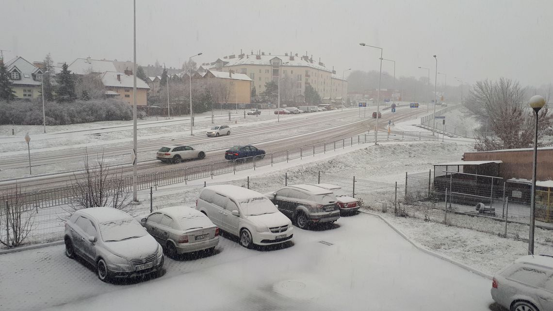 Obfite opady śniegu w Lublinie, opóźnienia w kursach komunikacji miejskiej. Pogoda na najbliższe dni Obfite opady śniegu w Lublinie, opóźnienia w kursach komunikacji miejskiej. Pogoda na najbliższe dni