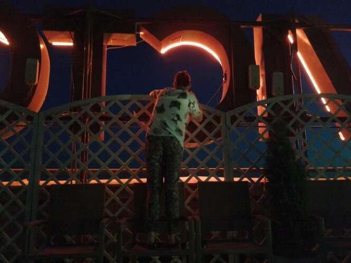 Obiektywy nad miastem. Fotografowali nocą z dachu hotelu Victoria