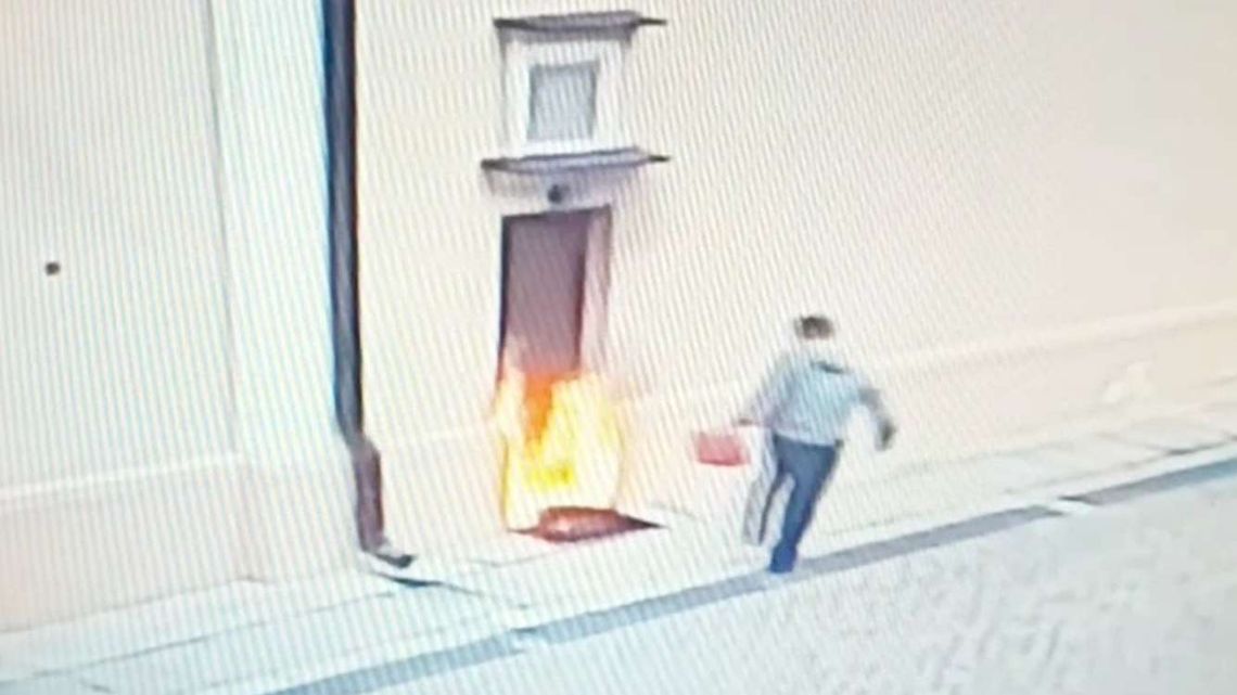 Oblał benzyną drzwi kościoła i podpalił. Wszystko nagrała kamera [wideo z monitoringu]