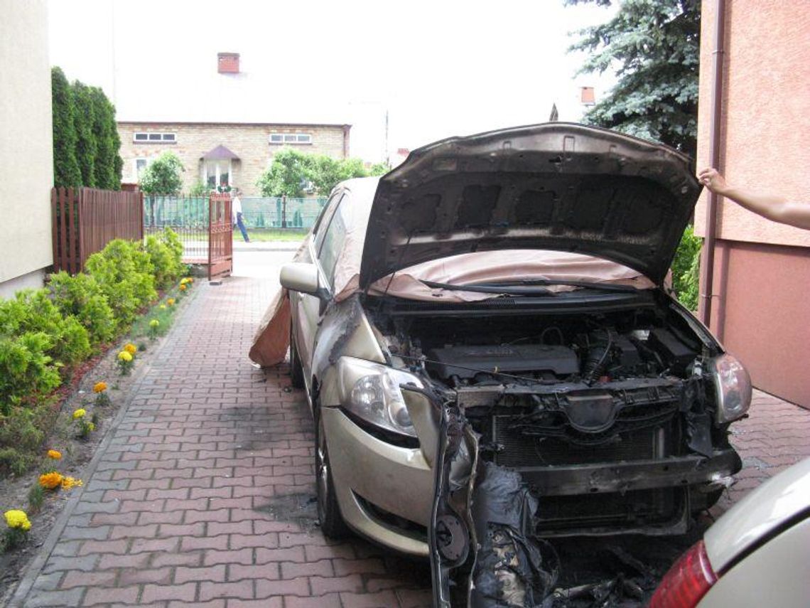 Oblał samochody benzyną i podpalił (zdjęcia)