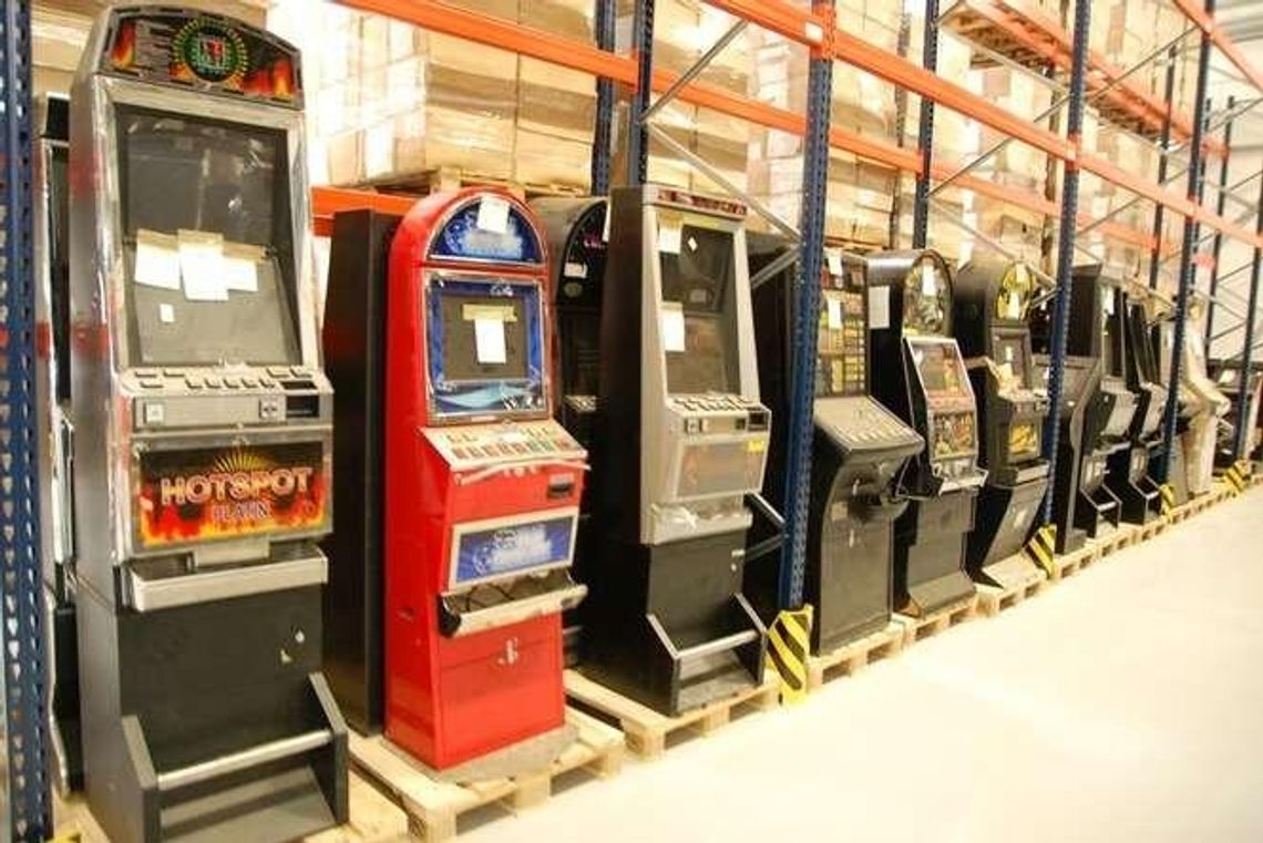 Obława na nielegalne automaty do gier. Celnicy weszli do kilkunastu lokali Obława na nielegalne automaty do gier. Celnicy weszli do kilkunastu lokali