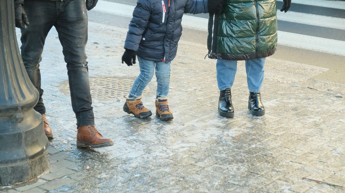 Oblodzone chodniki utrudniają chodzenie. "Najbardziej ryzykowne są podejścia na ul. Lubartowskiej" Oblodzone chodniki utrudniają chodzenie. "Najbardziej ryzykowne są podejścia na ul. Lubartowskiej"