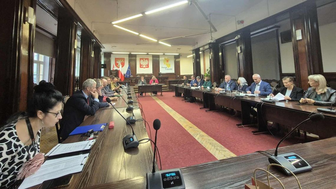 Obradował zespół zarządzania kryzysowego. Dron ze styropianu Obradował zespół zarządzania kryzysowego. Dron ze styropianu