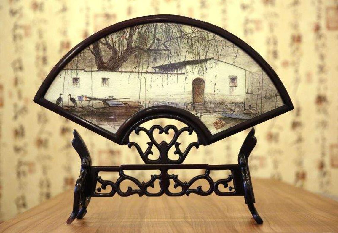 Obrazy haftowane. Kosztują około 15 tys. zł.