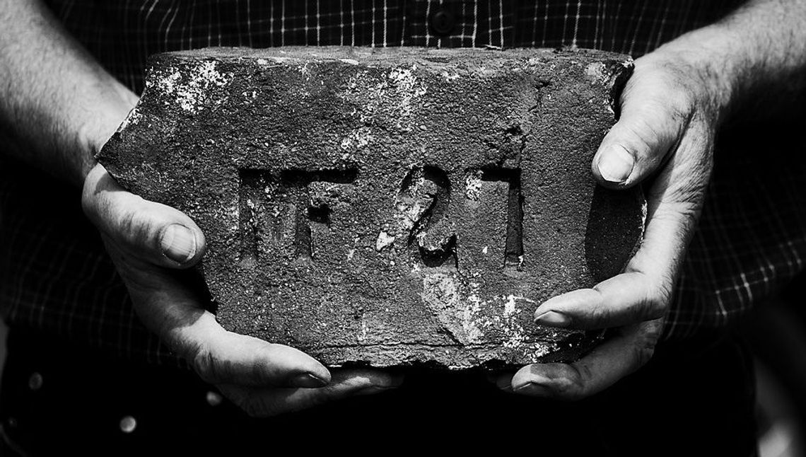 Obrzucił cegłami bankomat i budynek banku. "Coś we mnie wstąpiło"