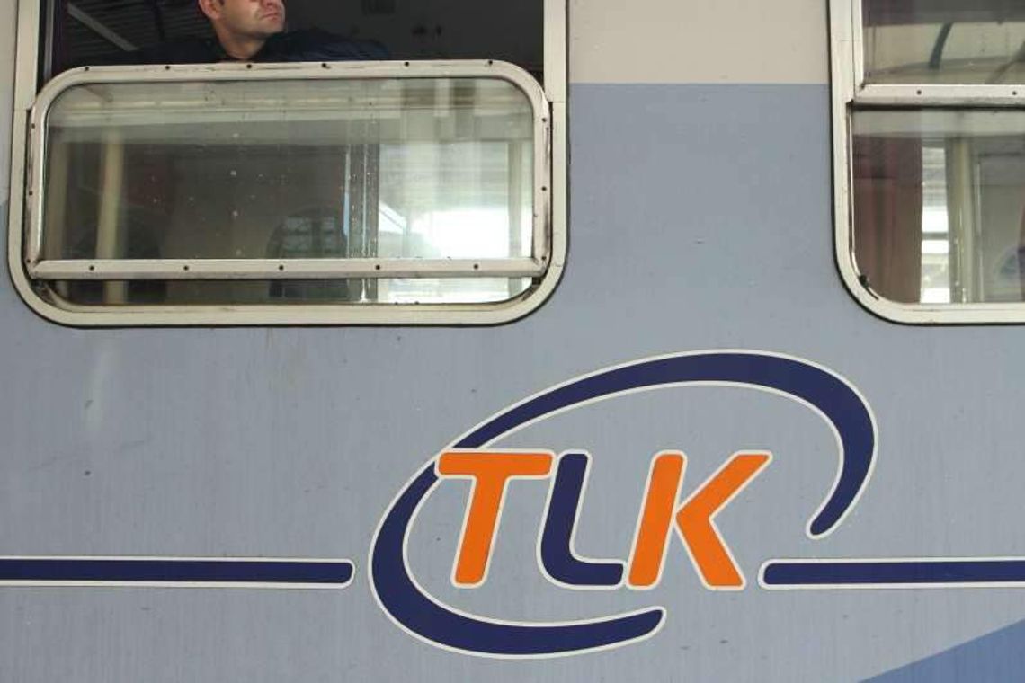 Obsługa pociągu kazała wysiąść. Czekali w deszczu i ciemnościach