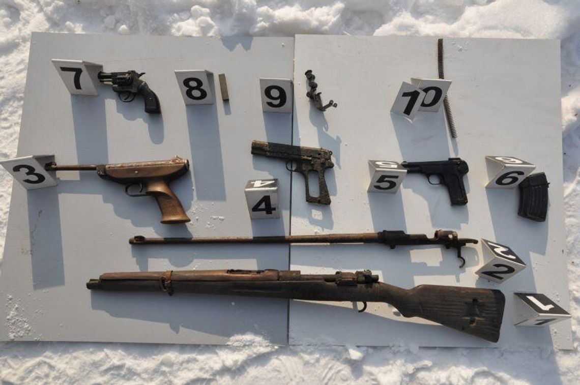 Obsza: Sprzątał garaż, znalazł broń, amunicję i materiały wybuchowe