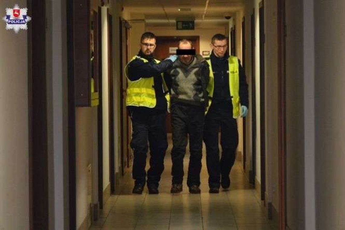 Obudził się w autokarze i zaatakował pasażera nożem. Ranił też kierowców