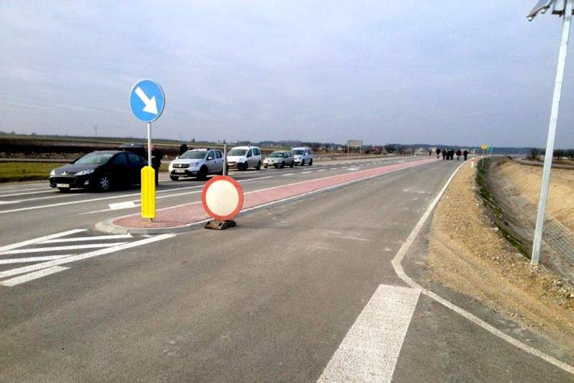 Obwodnica Opola Lub., dojazd do mostu w Kamieniu. Kierowcy czekają na otwarcie