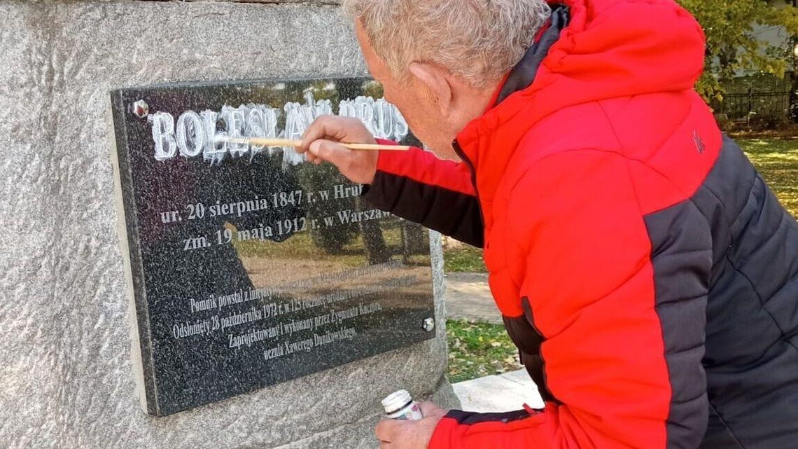 Obywatel na medal. Odnowił miastu tablice i nic za to nie chciał