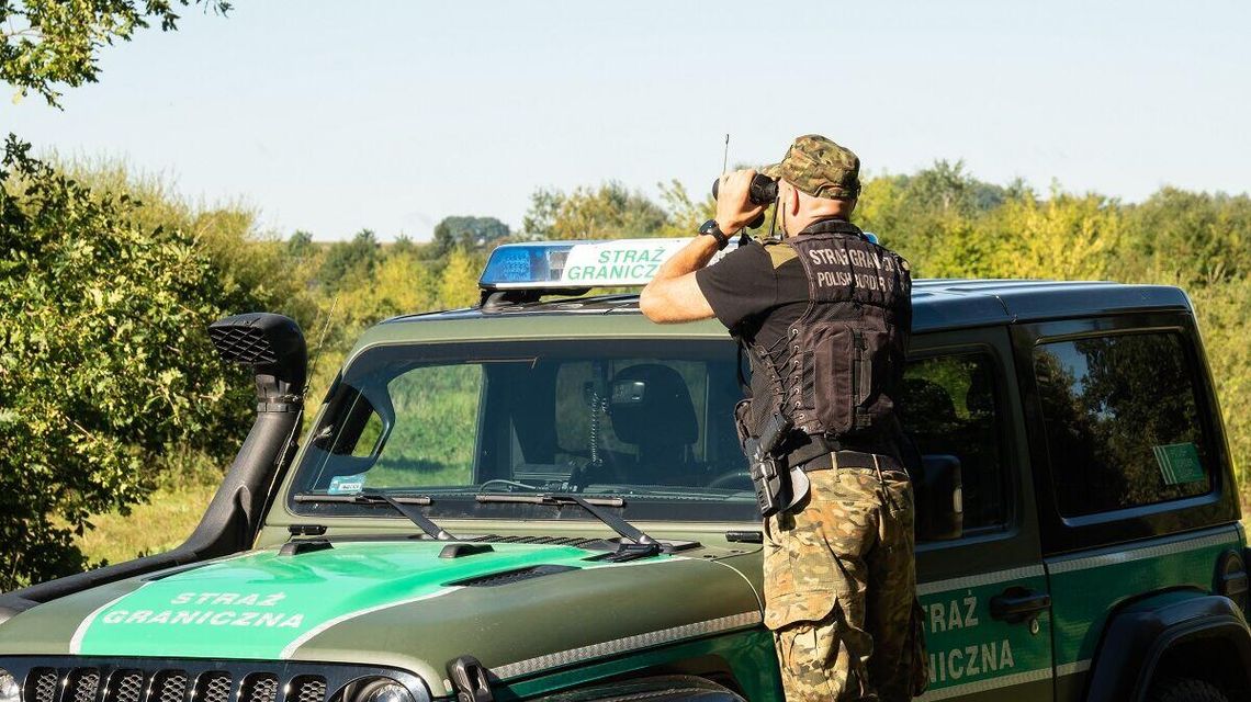 Obywatel Syrii oskarżony o przerzut 160 migrantów przez granicę