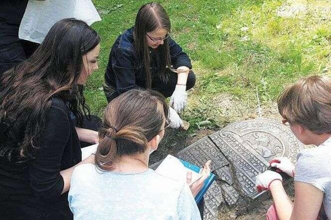Ocalanie pamięci o żydowskich sąsiadach. Wolontariusze na cmentarzach Ocalanie pamięci o żydowskich sąsiadach. Wolontariusze na cmentarzach