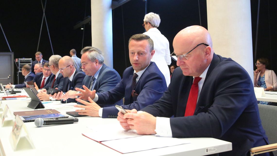 Ocenili marszałka. Dla jednych rozsądek, dla innych klęska