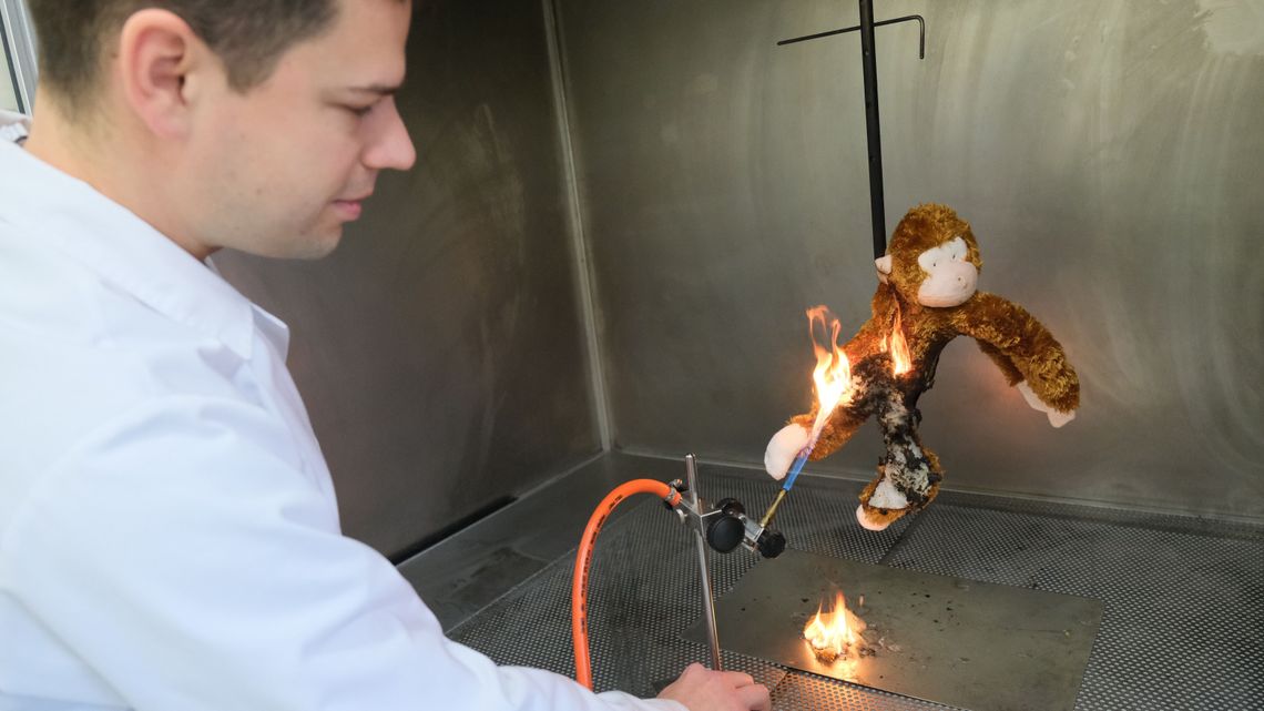 Oczko się odlepiło temu misiu. Zobacz, co robią z zabawkami zanim trafią jako prezent do dzieci Oczko się odlepiło temu misiu. Zobacz, co robią z zabawkami zanim trafią jako prezent do dzieci