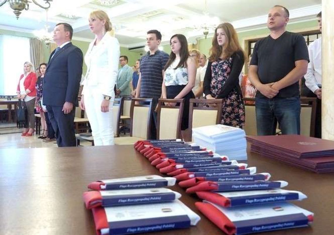 Od dziś są już Polakami. 14 osób otrzymało w Lublinie polskie obywatelstwo Od dziś są już Polakami. 14 osób otrzymało w Lublinie polskie obywatelstwo