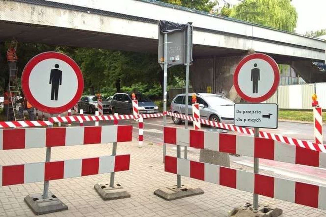 Od dziś wąsko na ul. Sowińskiego. Piesi muszą chodzić naokoło