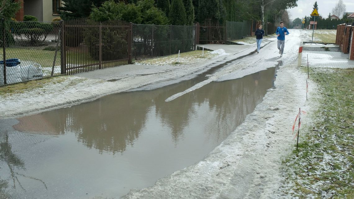 Od kilku lat kałuża straszy po większym deszczu. Pomagają strażacy, a czy pomoże wójt? Od kilku lat kałuża straszy po większym deszczu. Pomagają strażacy, a czy pomoże wójt?