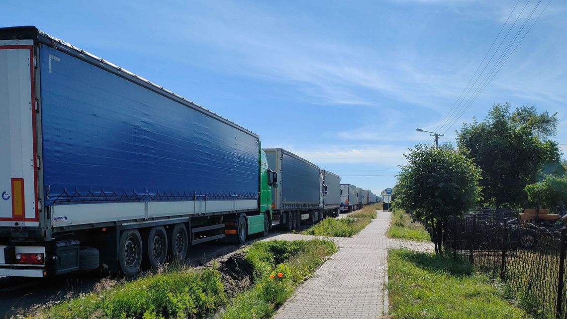 Od kilku miesięcy mają pod oknami kolejkę TIR-ów. Rzecznik Praw Obywatelskich pyta policję