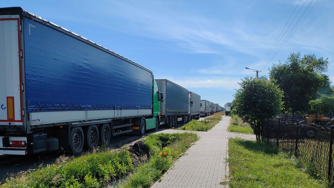 Od kilku miesięcy mają za oknem sznur ciężarówek. "Jeśli nic się nie zmieni, będziemy blokować drogę krajową"