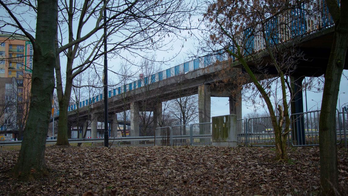 Od lat nieużywana popadła w ruinę. Kładka nad ruchliwą drogą do wyburzenia Od lat nieużywana popadła w ruinę. Kładka nad ruchliwą drogą do wyburzenia