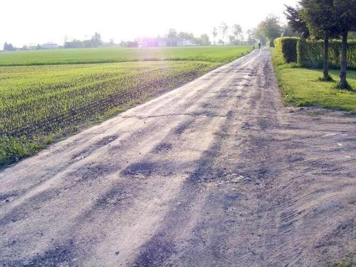 Od lat proszą o remont, zamiast tego zrobili drogę obok. "Prowadzi donikąd" Od lat proszą o remont, zamiast tego zrobili drogę obok. "Prowadzi donikąd"