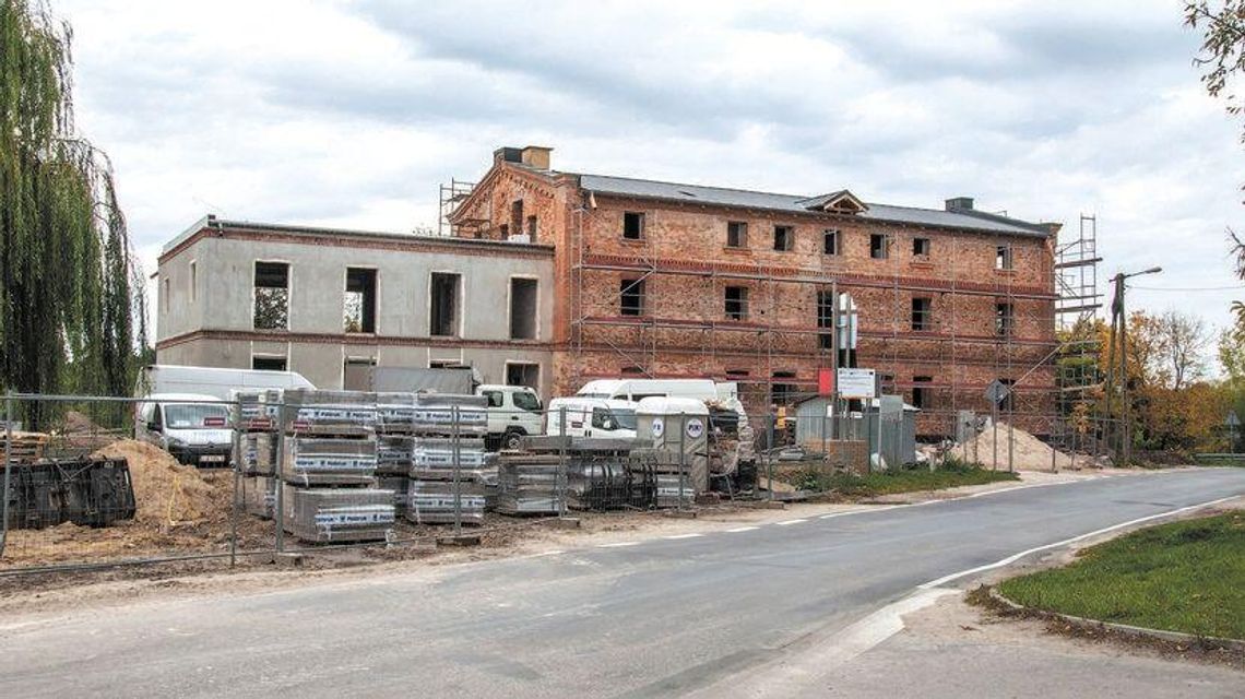 Od lat stał nieużywany i niszczał. Miasto odbudowuje XIX-wieczny spichlerz