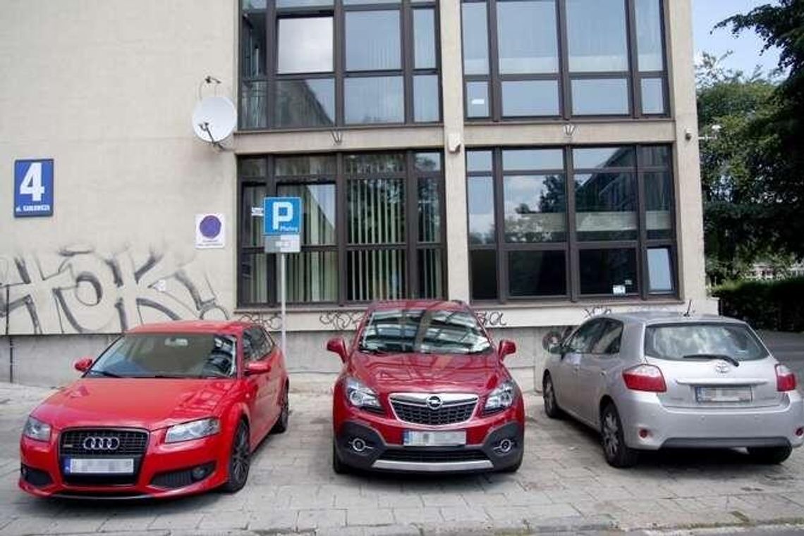Od piątku większa Strefa Płatnego Parkowania. A białych linii nadal brakuje Od piątku większa Strefa Płatnego Parkowania. A białych linii nadal brakuje