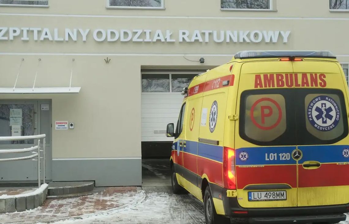 Dziesięć godzin z chorym ojcem czekała na lekarza. "Personel oglądał mecz Polska-Albania"