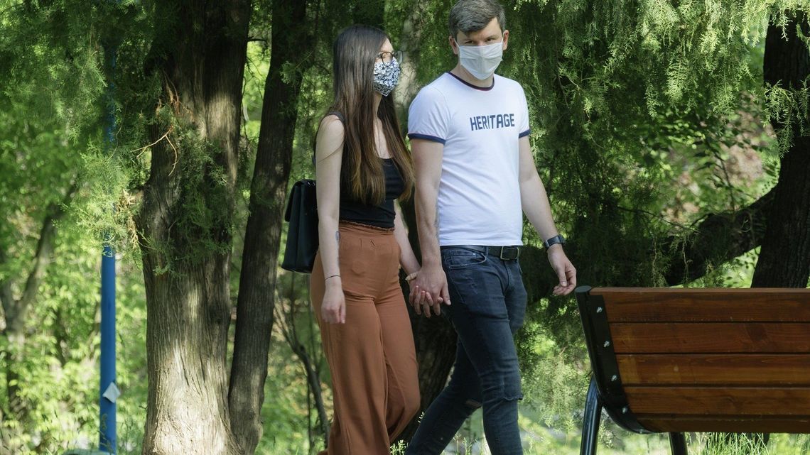 Od soboty nie trzeba nosić maseczek. Wirusolog z Lublina: "Ten obowiązek zniesiono zbyt wcześnie"